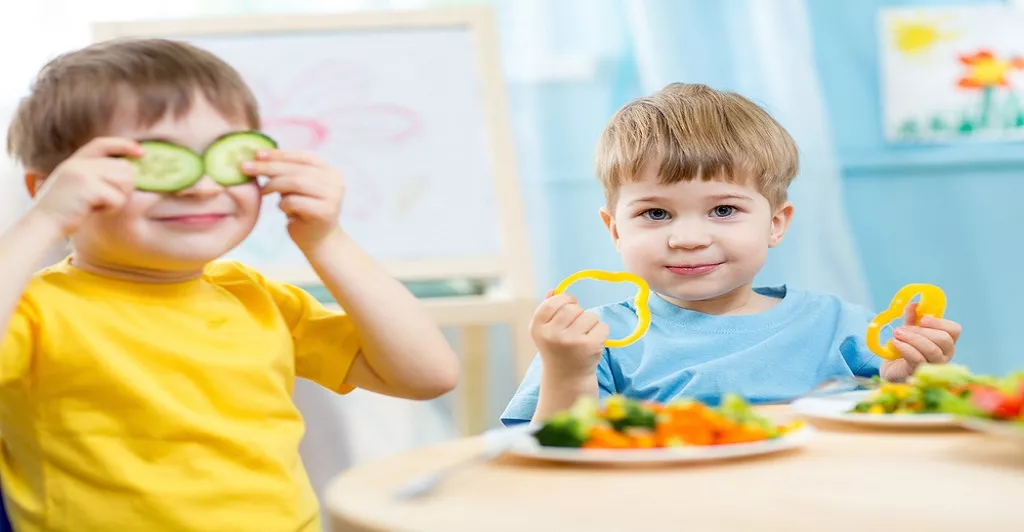 5 أطعمة تحسن بصر طفلك